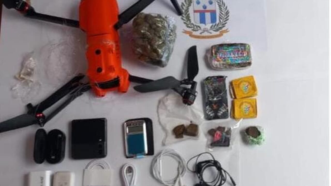 trasportava un telefono e oltre 300 grammi di droga