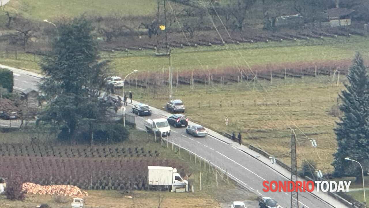 Auto si ribalta sulla "Panoramica": tre donne ferite