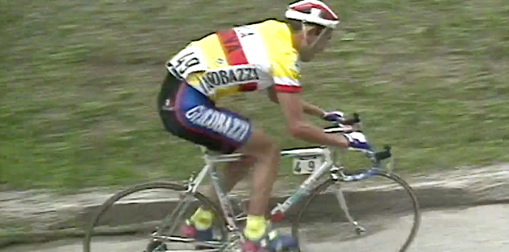 L'azione di Pantani inizia a 70 chilometri dall'arrivo: scala da solo Sella, Gardena e Campolongo (immagine Rai Play)