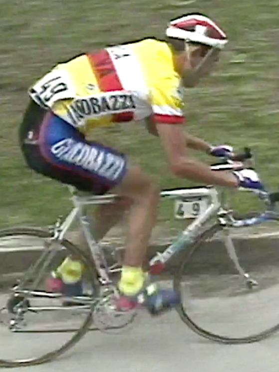 L'azione di Pantani inizia a 70 chilometri dall'arrivo: scala da solo Sella, Gardena e Campolongo (immagine Rai Play)