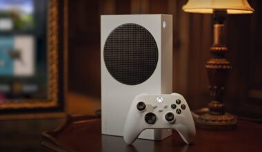 Un uomo gioca con Xbox Series S in sala parto mentre la compagna partorisce