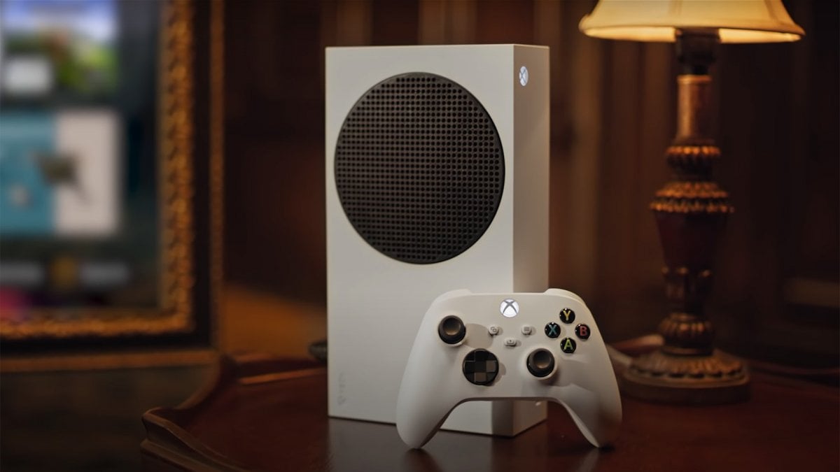 Un uomo gioca con Xbox Series S in sala parto mentre la compagna partorisce