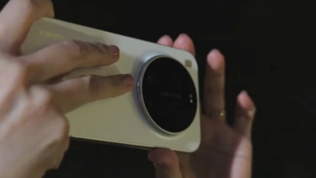 Xiaomi 17 Ultra si mostra: design ufficiale e prime foto dalla fotocamera