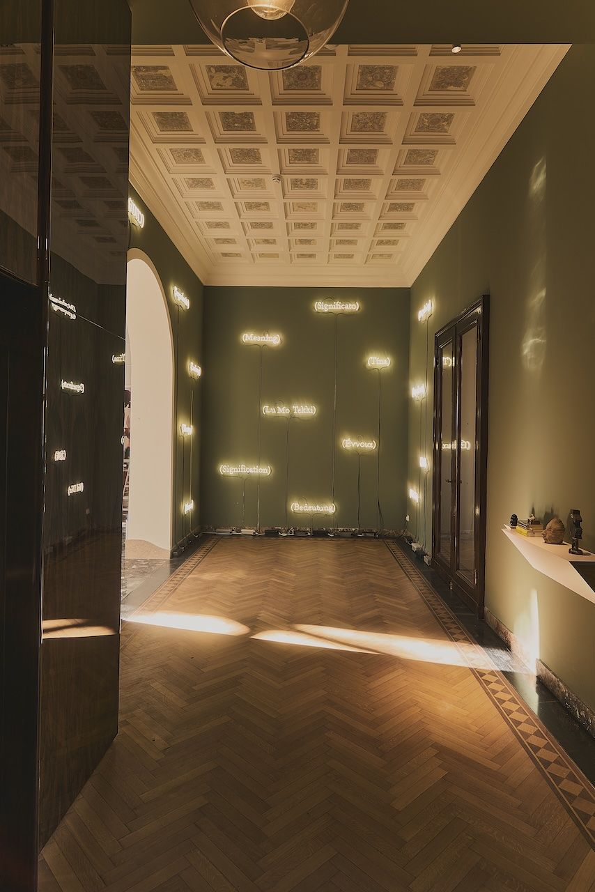 Twenty Locations of Meaning di Joseph Kosuth 2015 sviluppata su tre pareti. Sulla destra Untitled  di Haim Steinbach....