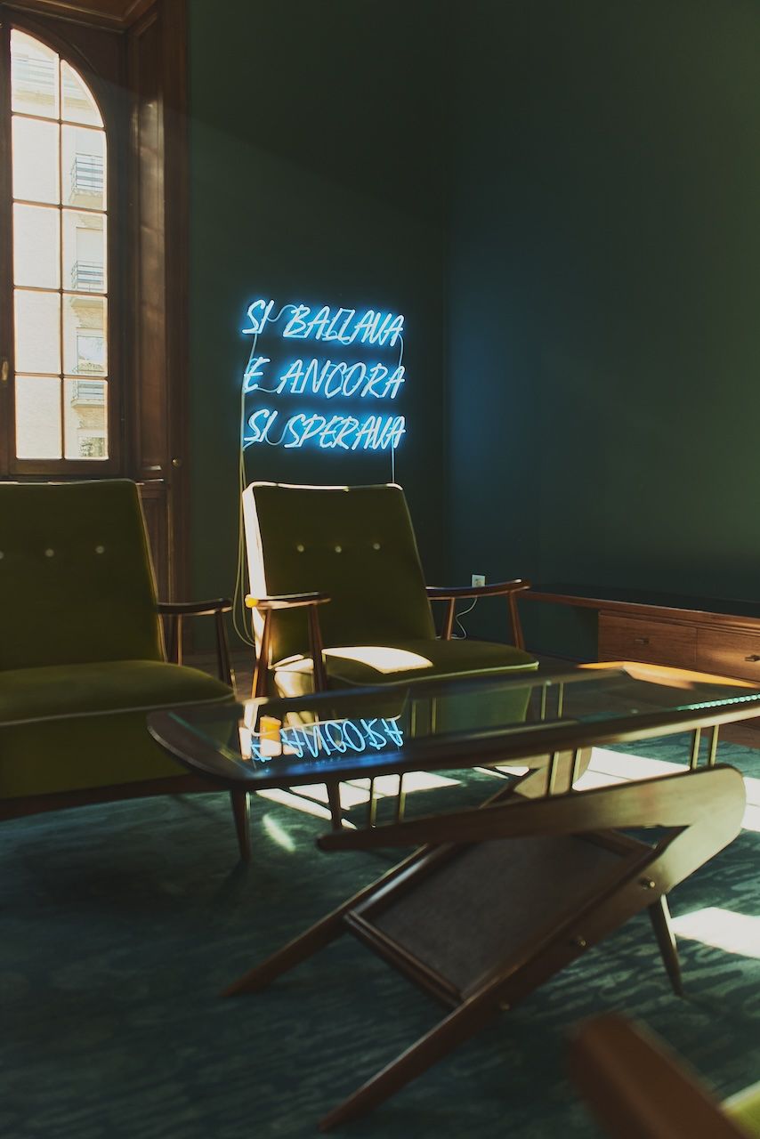 Neon Si ballava e ancora si sperava di Alfredo Jaar 2018. Poltrone anni 60 acquistate tra aste e antiquari. A destra...