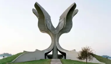 Un tipico monumento jugoslavo, lo Spomenic (foto Agf)