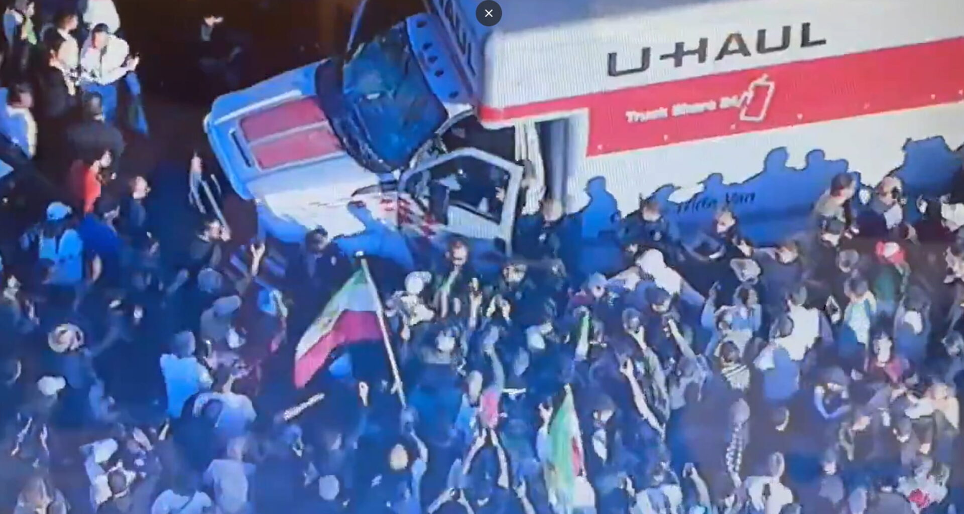 Los Angeles, camion travolge una folla di manifestanti riuniti per protestare sull’Iran