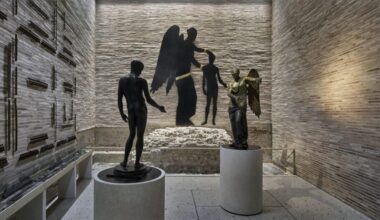 A Brescia la Vittoria Alata incontra l’Idolino di Pesaro (E l’allestimento è di Francesco Vezzoli!)