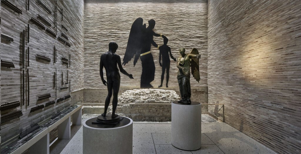 A Brescia la Vittoria Alata incontra l’Idolino di Pesaro (E l’allestimento è di Francesco Vezzoli!)