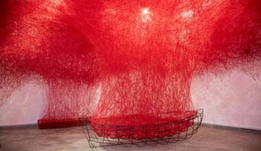 “Questa mostra mi ha aiutato a sopravvivere”. Intervista a Chiharu Shiota dopo il grande successo di Torino 