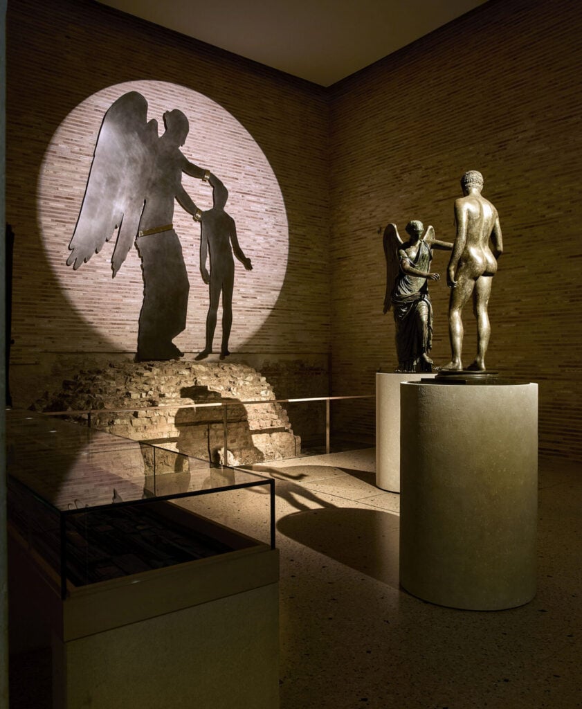 A Brescia la Vittoria Alata incontra l’Idolino di Pesaro (E l'allestimento è di Francesco Vezzoli!)