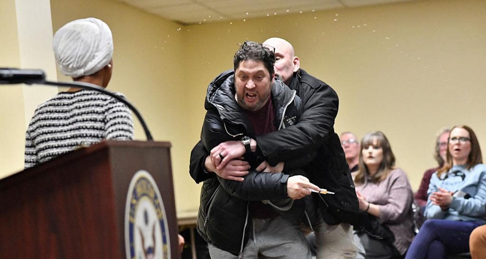 Minneapolis, deputata dem aggredita a un comizio con una siringa. "Dentro un liquido sconosciuto"