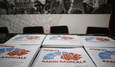 Un dipinto dell'eroe dell'indipendenza Simon Bolivar in una casa a Catia La Mar, Venezuela, 2026. (AP Photo/Matias Delacroix)