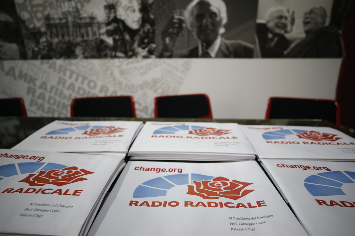 Un dipinto dell'eroe dell'indipendenza Simon Bolivar in una casa a Catia La Mar, Venezuela, 2026. (AP Photo/Matias Delacroix)