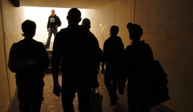 Studente delle medie accerchiato e rapinato dal branco per un paio di guanti davanti a scuola