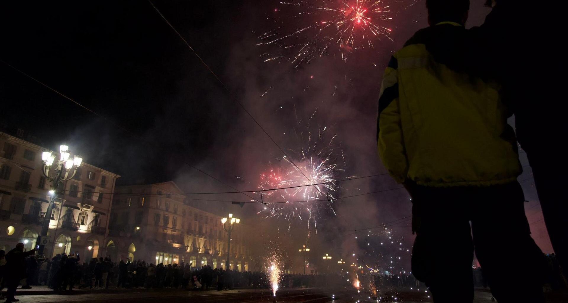 Tensioni alla Street Parade di Askatasuna: “Ridateci Vanchiglia”. Quattro carabinieri feriti lievi - La Stampa