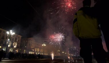 Tensioni alla Street Parade di Askatasuna: “Ridateci Vanchiglia”. Quattro carabinieri feriti lievi - La Stampa