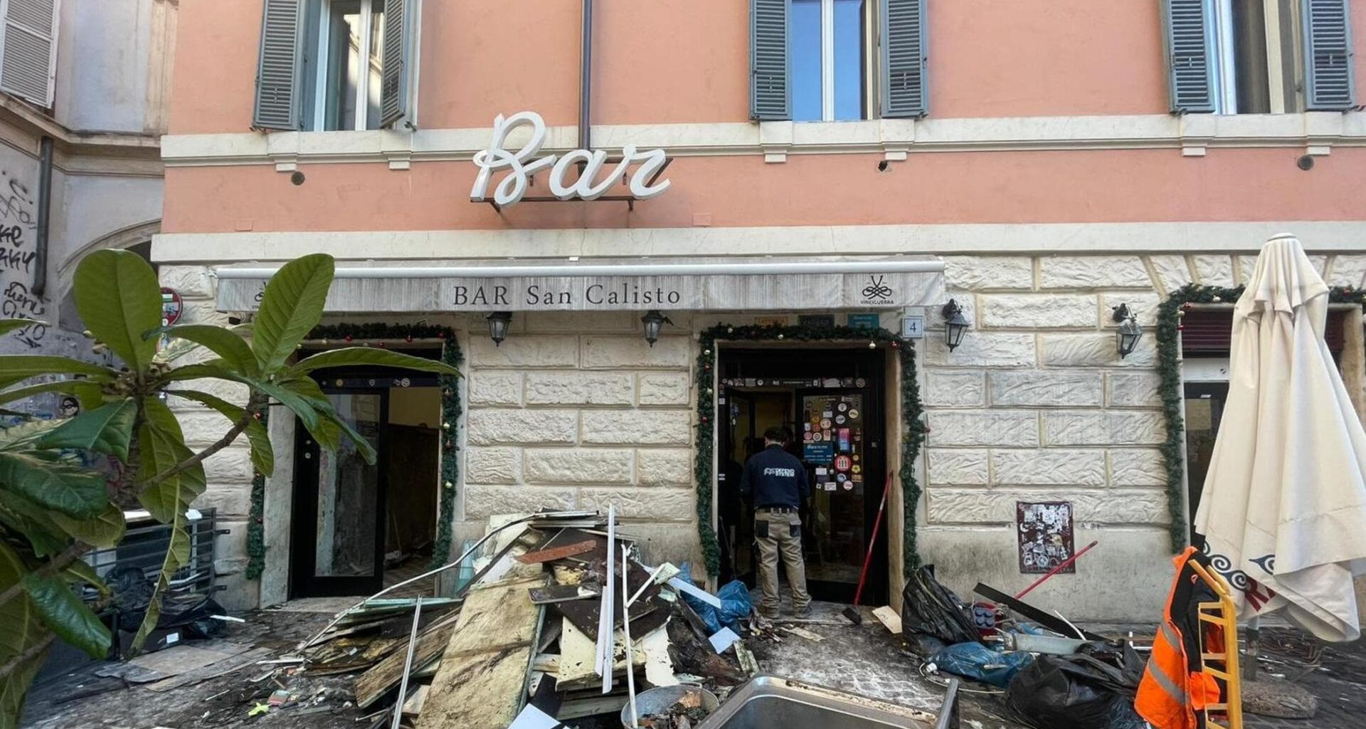 Bar San Calisto, parte il restyling: “Portatevi via un pezzo di rione” - la Repubblica