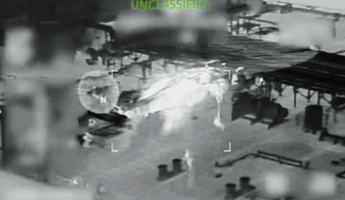 Corteo notturno a Minneapolis per Renee Good foto Ap/Ryan Murphy