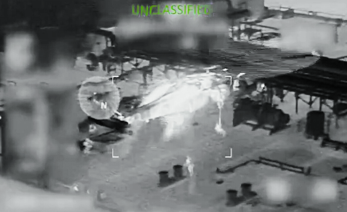 Corteo notturno a Minneapolis per Renee Good foto Ap/Ryan Murphy