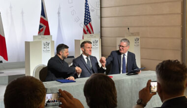 Corteo notturno a Minneapolis per Renee Good foto Ap/Ryan Murphy