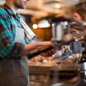 “Hai esperienza e vuoi lavorare nel mio bar? La paga è di 150 euro. A settimana”