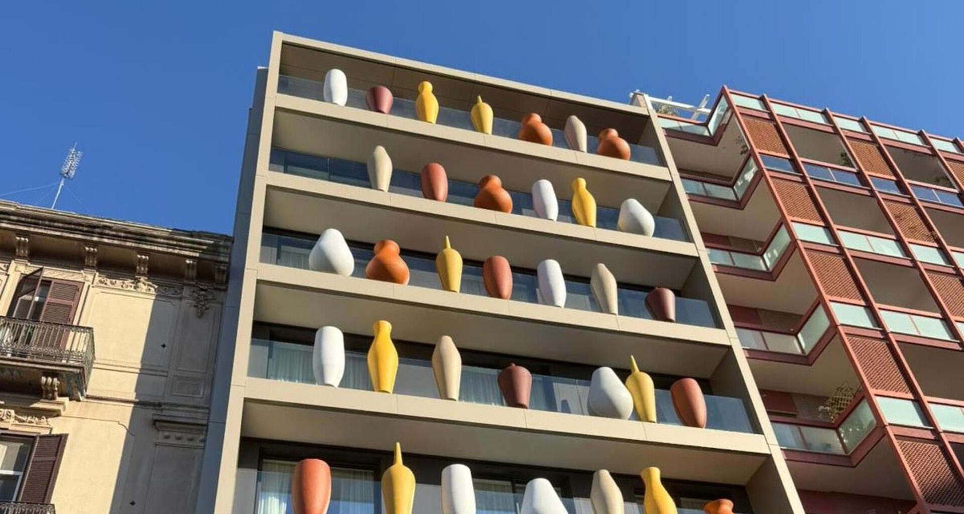 Bari, il palazzo è un’opera d’arte: giare sulla facciata per l’apartment hotel firmato Casamonti