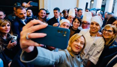 Corteo notturno a Minneapolis per Renee Good foto Ap/Ryan Murphy
