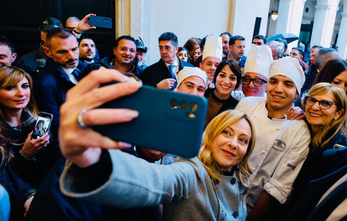 Corteo notturno a Minneapolis per Renee Good foto Ap/Ryan Murphy