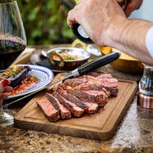 Carne rossa, vino, burro (e non solo): i no di Garattini per una vita più lunga