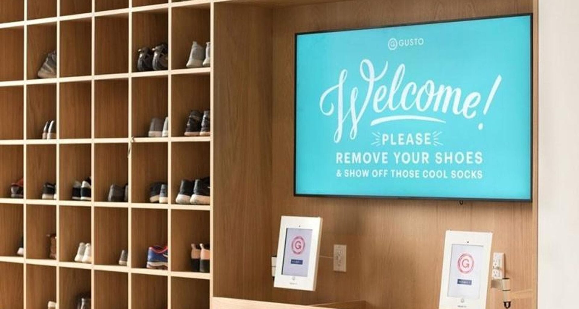 A piedi nudi in ufficio. Le aziende adottano la politica “niente scarpe”. E un sindaco si adegua