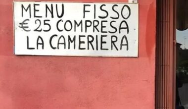 “Menu fisso 25 euro compresa la cameriera”: polemiche per il cartello all’ingresso del bar