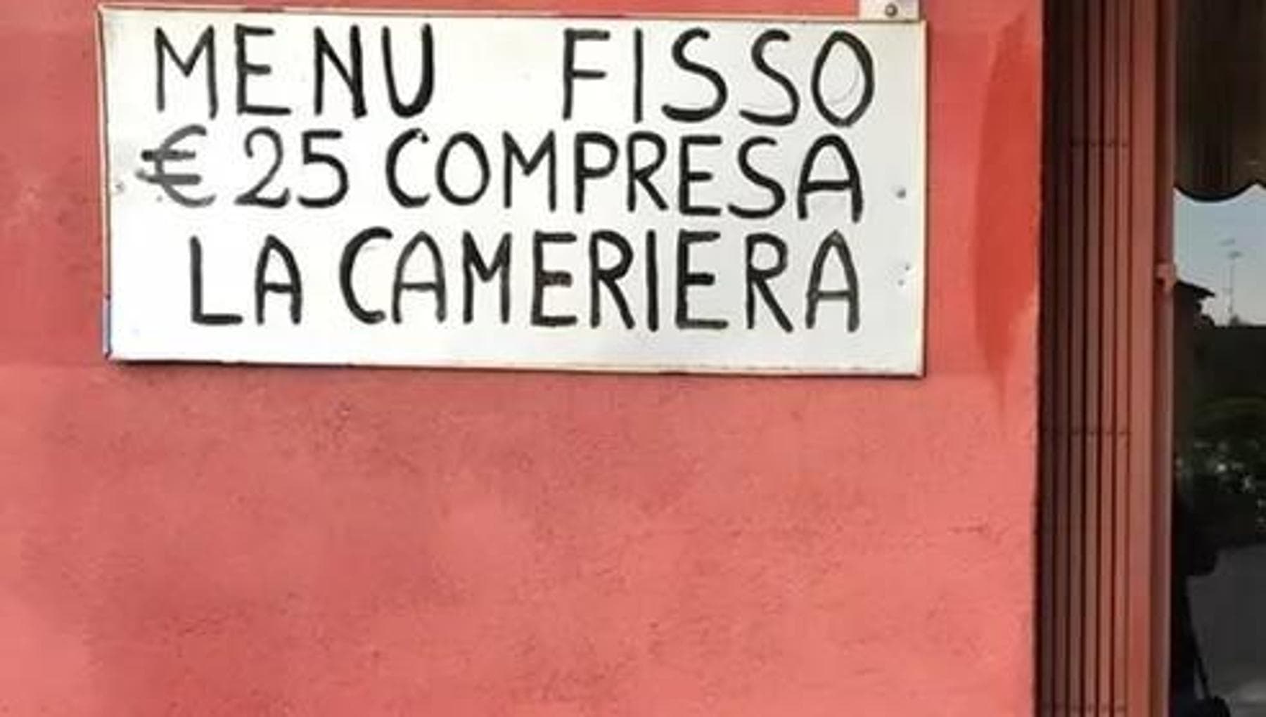 “Menu fisso 25 euro compresa la cameriera”: polemiche per il cartello all’ingresso del bar