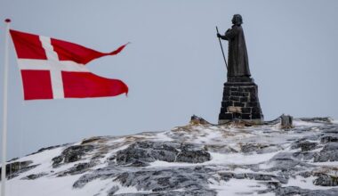 I membri delle forze armate danesi si esercitano nella ricerca di potenziali minacce durante un'esercitazione militare, mentre unità della guardia nazionale danese, svedese e norvegese, insieme a truppe danesi, tedesche e francesi, partecipano a esercitazioni militari congiunte a Kangerlussuaq, in Groenlandia, il 17 settembre 2025. REUTERS/Guglielmo Mangiapane/Foto d'archivio