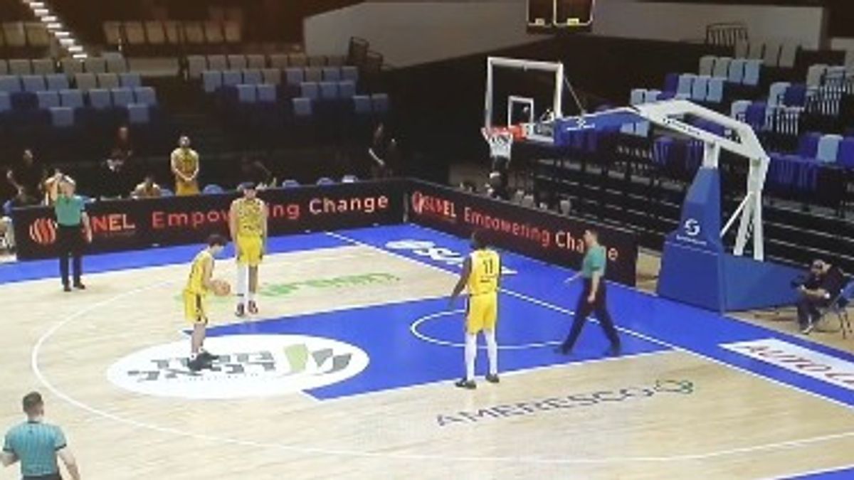 resta con un solo giocatore e abbandona il campo dopo 7 minuti