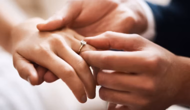 Francia, l'Assemblea nazionale abolisce il "dovere coniugale" - Tgcom24