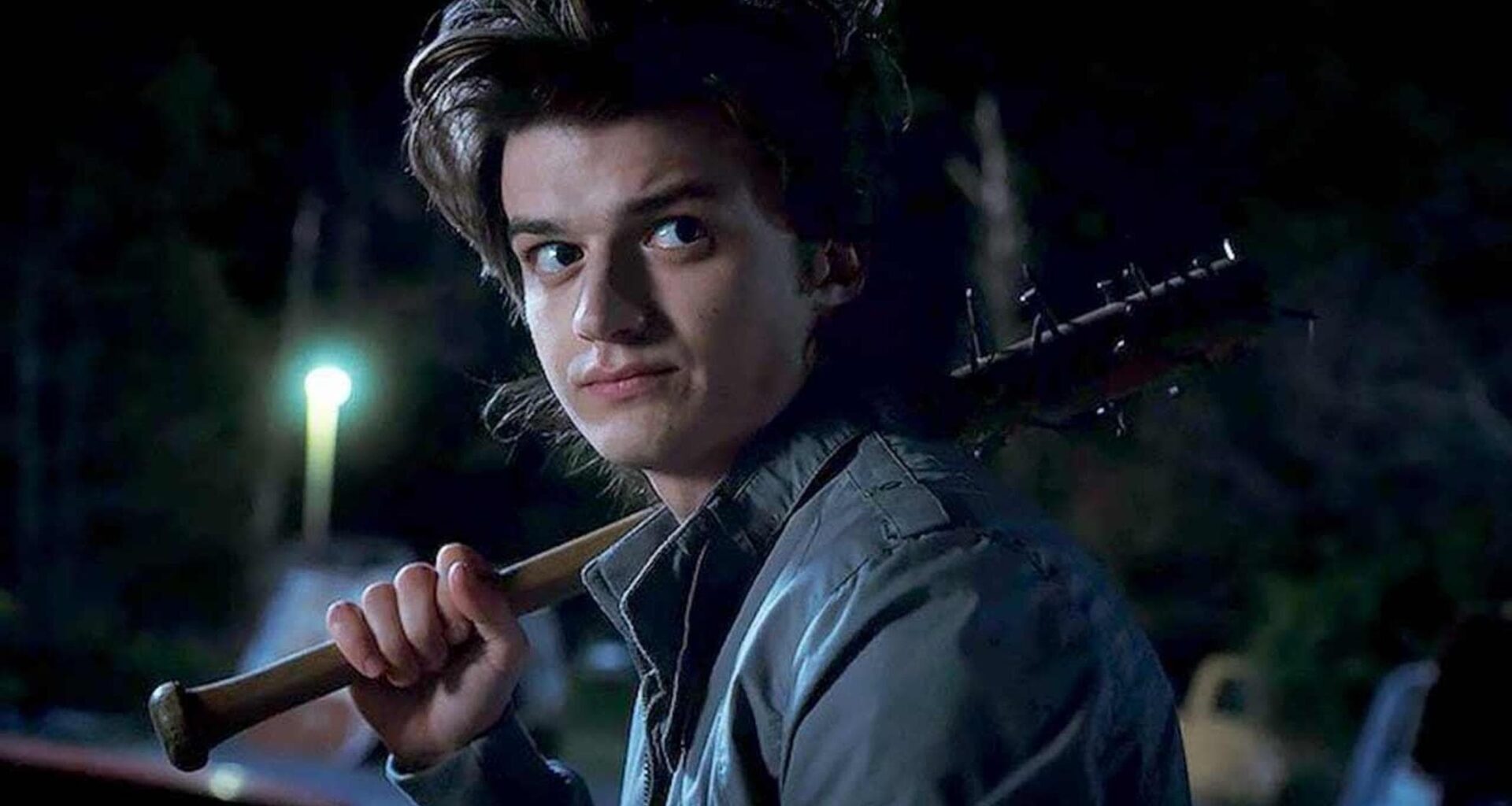 Joe Keery (Steve di “Stranger Things”) ha scalzato Taylor Swift con il suo brano synth pop