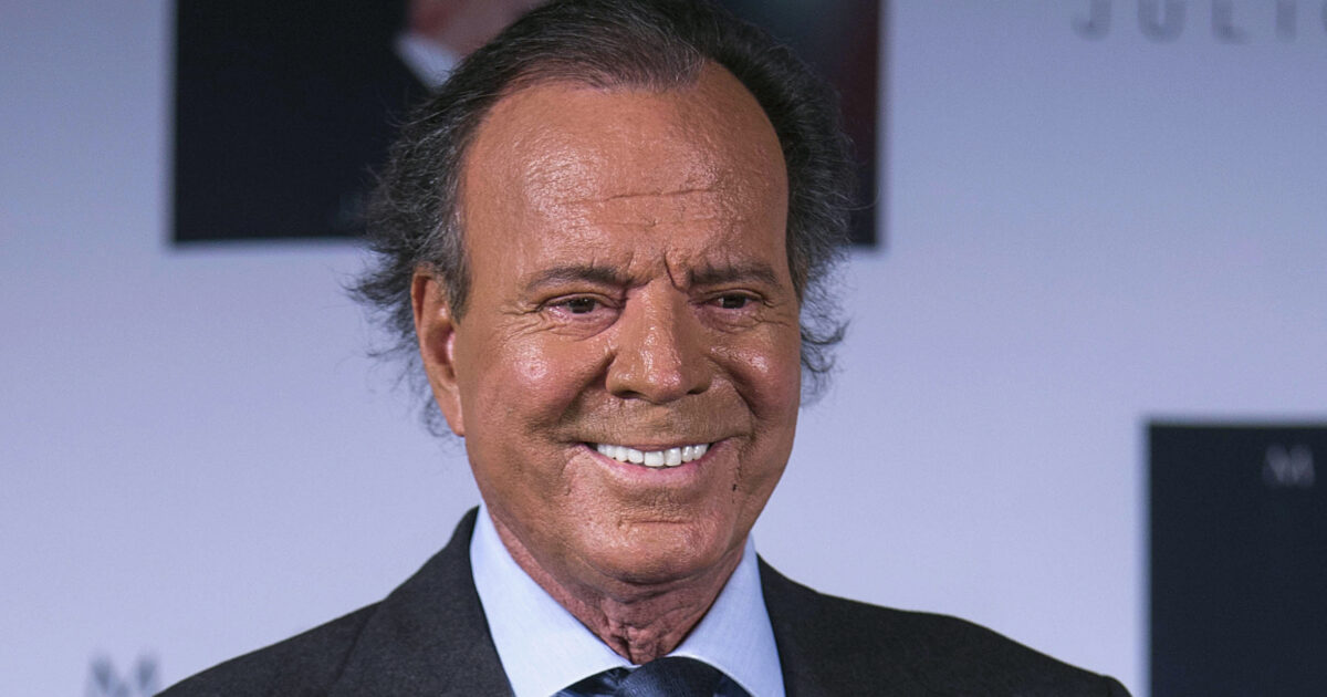 Julio Iglesias accusato di violenza sessuale da due ex dipendenti. Il cantante e l'avvocato per ora tacciono