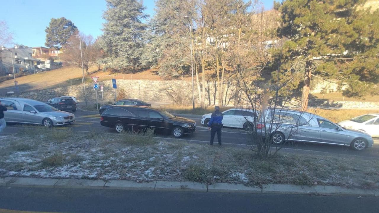 I feretri portati verso l'aeroporto militare di Sion