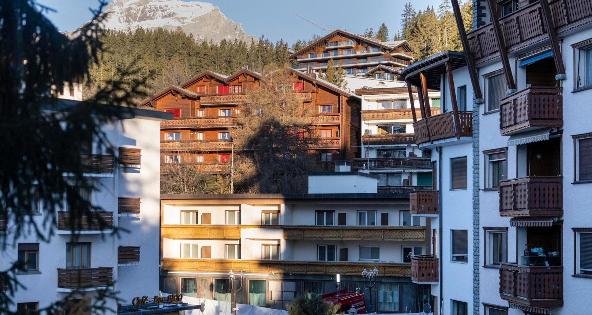 Crans-Montana, la località vip amata da Delon e Bono. Il bar frequentato da turisti e giovanissimi - la Repubblica