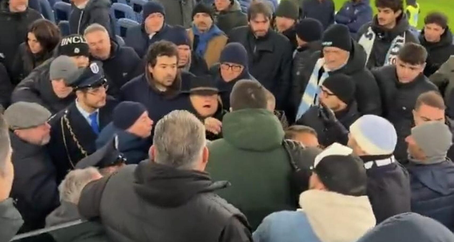 La notte folle di Lotito, litiga con un tifoso e attacca: “Che devo fare, sparare agli arbitri?”