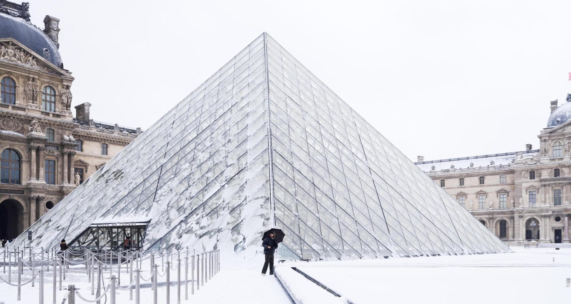 Francia vara il dazio su Louvre e Versailles. Biglietto più caro per i turisti extraeuropei