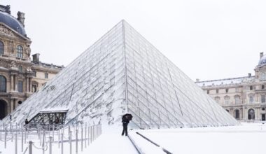 Francia vara il dazio su Louvre e Versailles. Biglietto più caro per i turisti extraeuropei