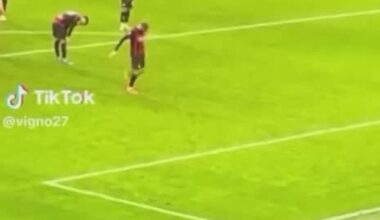 Pavlovic prende a calci il dischetto prima del rigore sbagliato da Stanciu in Milan-Genoa