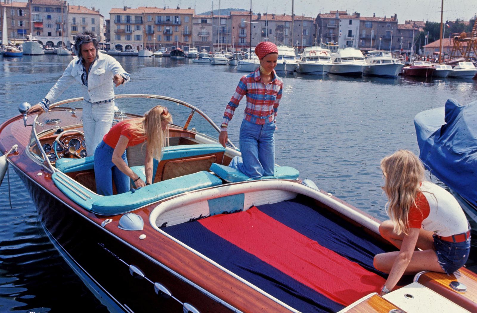 Il giovane Gunter Sachs con i suoi amici e la sua famiglia su un motoscafo a SaintTropez in Francia.