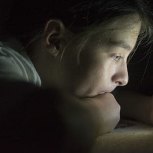 Dormire poco e andare a letto tardi compromette lo sviluppo del cervello negli adolescenti