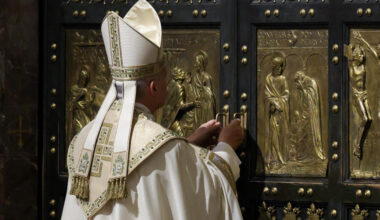 L'inno, la preghiera, l'ultima Porta Santa: come finisce il Giubileo