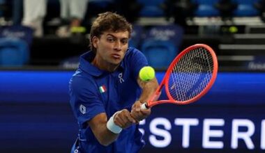 Cobolli perde la pallina dalla tasca, discute con arbitro e Wawrinka: cosa è successo