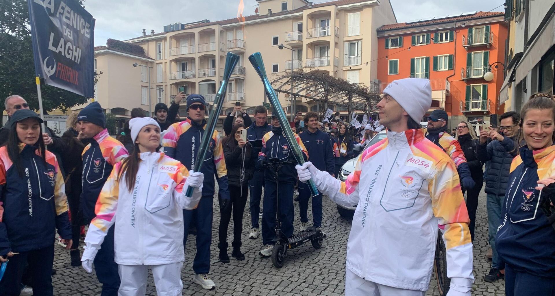 Il passaggio della fiaccola olimpica a Intra tra bambini e associazioni sportive in festa