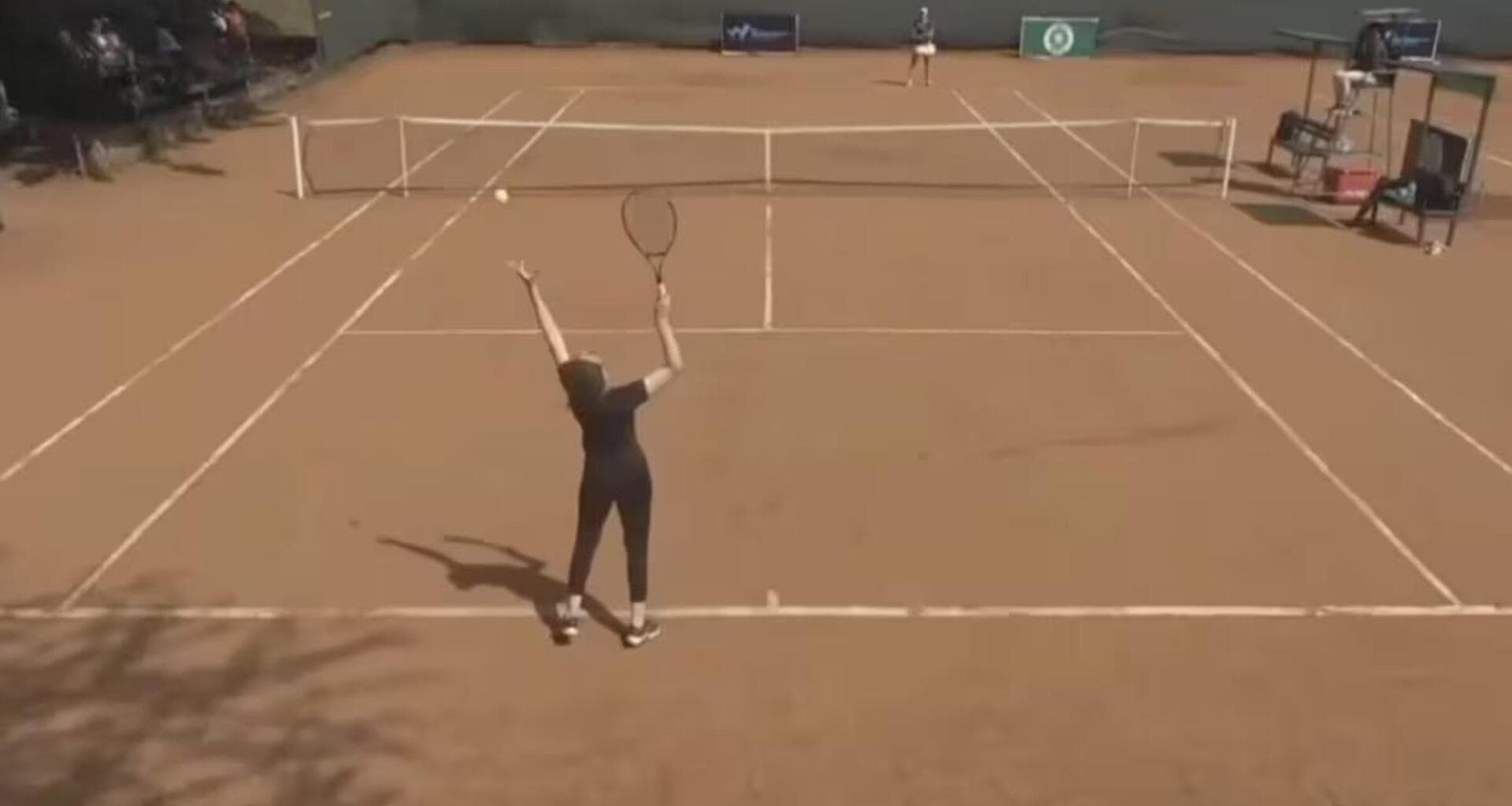 Il video imbarazzante, la tennista invitata al torneo di Nairobi non sa giocare